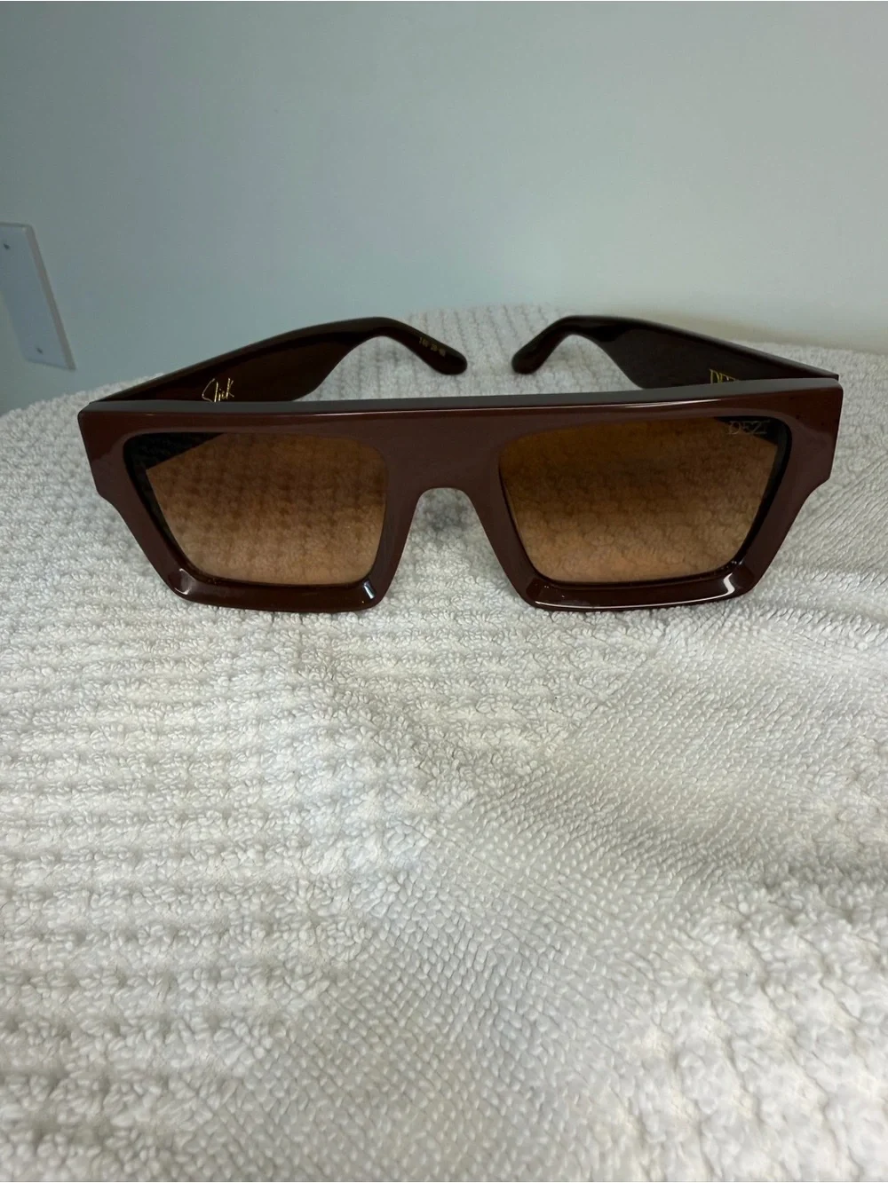 DEZI Slick Brown Rectangular Sunglasses woman’s brown frame gradient lenses